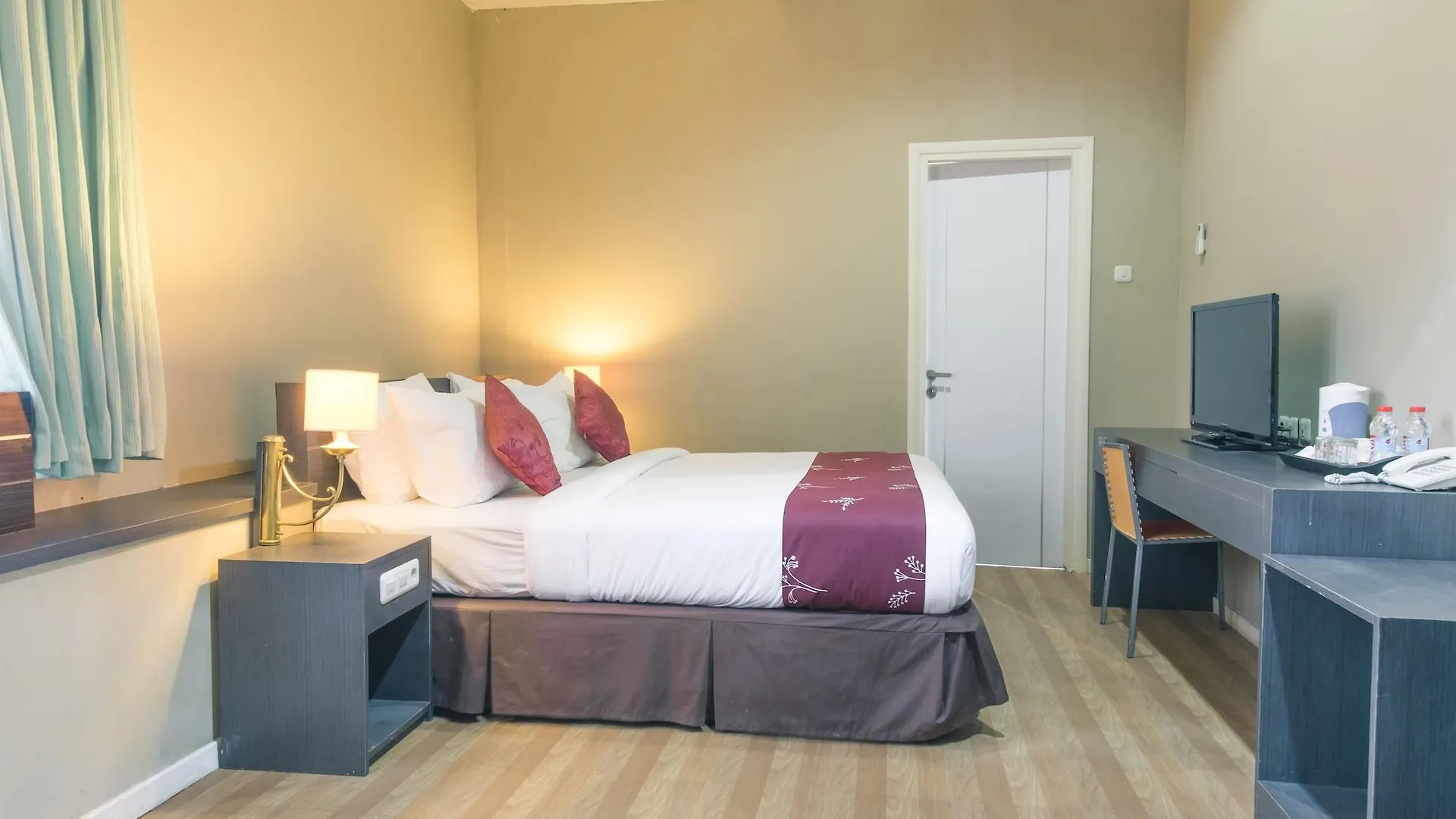 Guest house Reddoorz @ Sunset Point Seminyak Hotel